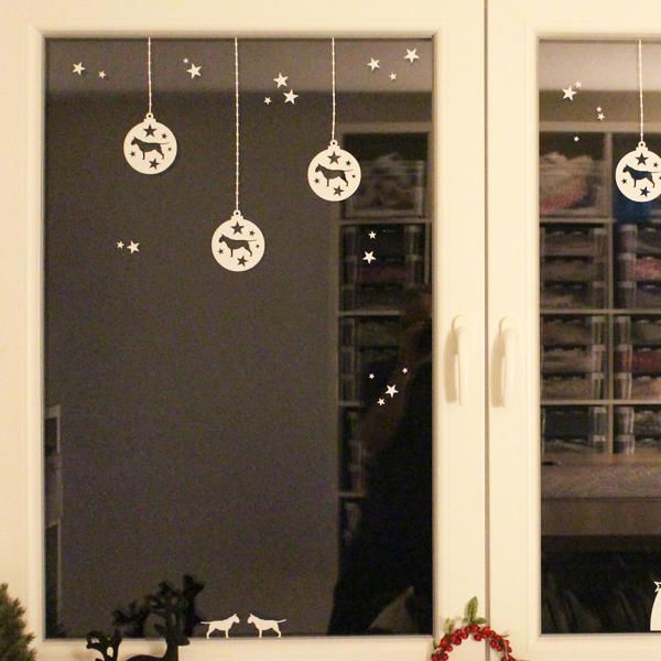 Fensterfolie - Fenstertattoo - Fensteraufkleber - Weihnachten - mit Hundemotiv - Weihnachtskugeln - Bullterrier